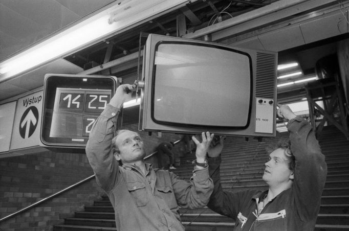 Instalace monitorů ve stanici metra Radlická na trase B, 1988