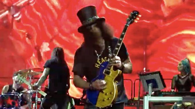 Guns N' Roses sobotní koncert v Praze uzavřeli skladbou Paradise City.