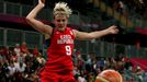 Česká basketbalistka Hana Horáková po souboji s Angolku Finezou Eusebiovou v utkání skupiny A na OH 2012 v Londýně.