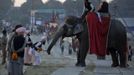 A devotee gives money to an elephant during a religious procession near the banks of the river Ganges ahead of the "Kumbh Mela" (Pitcher Festival) in the northern Indian city of Allahabad January 11, 2013. During the festival, Hindus take part in a religious gathering on the banks of the river Ganges. "Kumbh Mela" will return to Allahabad in 12 years. REUTERS/Ahmad Masood (INDIA - Tags: RELIGION SOCIETY ANIMALS) Published: Led. 11, 2013, 6:40 odp.