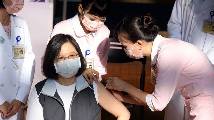 Tchaj-wan začal používat vlastní vakcínu proti koronaviru, čínskou dál odmítá; Zdroj foto: Reuters