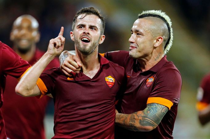 Miralem Pjanič a Radju Nainggolan slaví branku AS Řím