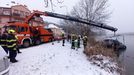 Pražští hasiči v pondělí ráno vyprošťovali auto z Kyjského rybníka.