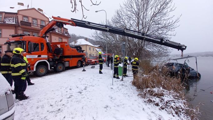 Pražští hasiči v pondělí ráno vyprošťovali auto z Kyjského rybníka.