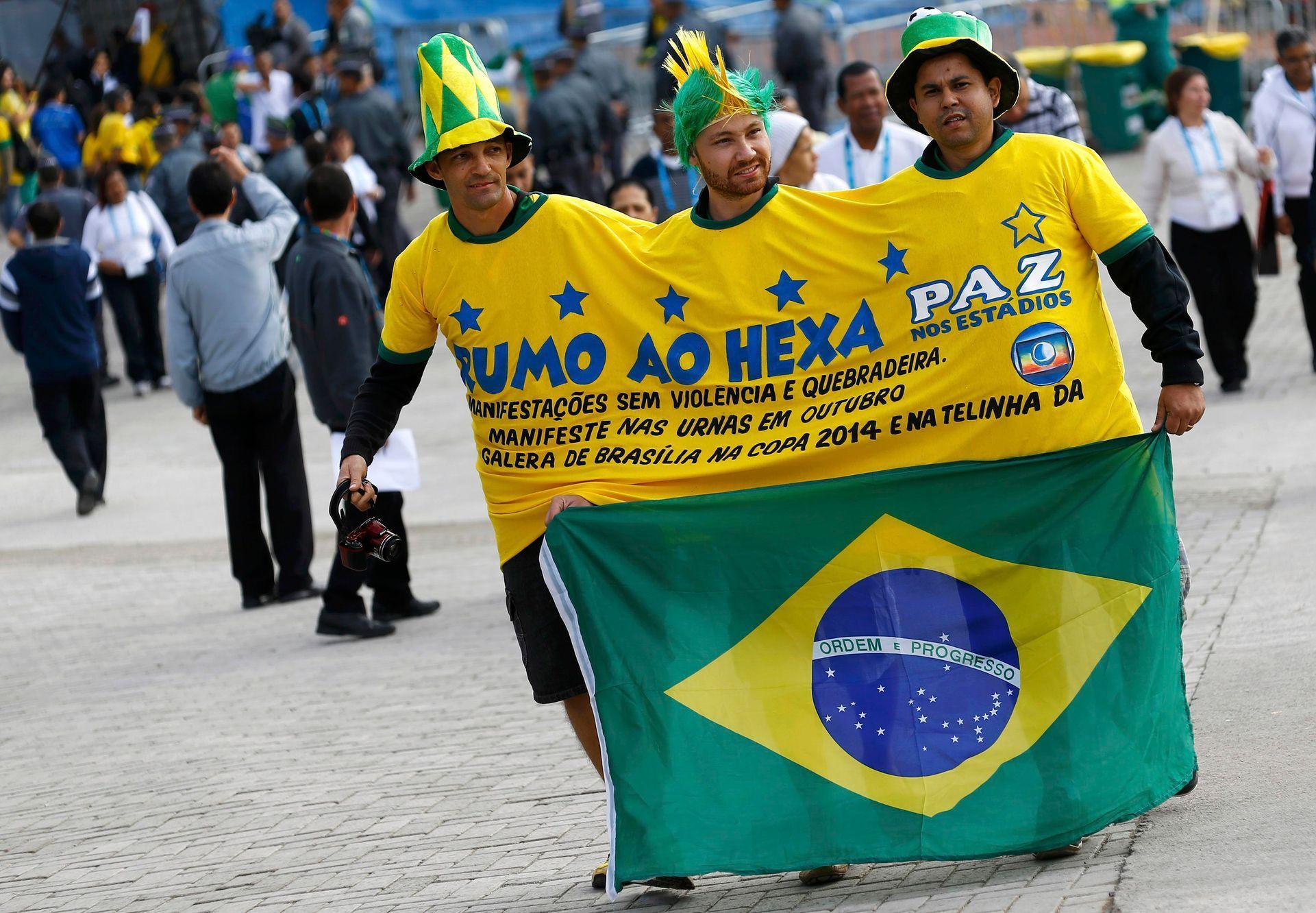 Brazilští fanoušci před zápasem s Chorvatskem