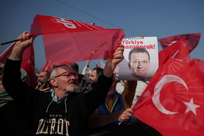 Stovky tisíc lidí se v sobotu v Istanbulu zúčastnily demonstrace, kterou svolala turecká opozice proti zadržení bývalého starosty tohoto města Ekrema Imamoglua.