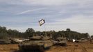 An Israeli flag is seen atop a tank at an area near the border with the Gaza Strip November 16, 2012. Israel has started drafting 16,000 reserve troops, the military said on Friday, in a sign that violence could escalate further with Palestinian militants in the Gaza Strip. REUTERS/Ronen Zvulun (ISRAEL - Tags: POLITICS CIVIL UNREST MILITARY) Published: Lis. 16, 2012, 12:30 odp.