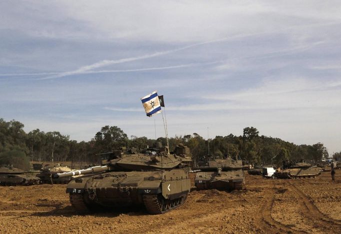 An Israeli flag is seen atop a tank at an area near the border with the Gaza Strip November 16, 2012. Israel has started drafting 16,000 reserve troops, the military said on Friday, in a sign that violence could escalate further with Palestinian militants in the Gaza Strip. REUTERS/Ronen Zvulun (ISRAEL - Tags: POLITICS CIVIL UNREST MILITARY) Published: Lis. 16, 2012, 12:30 odp.