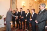 Pozdravil se i s dalšími představiteli českého sportu. Tady si třese pravicí s badmintonistou Petrem Koukalem.