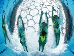 Plavecké soutěže se konaly v budově zvané Vodní kostka, která vyšla z hodnocení ekologů lépe než proslulé olympijské Ptačí hnízdo.