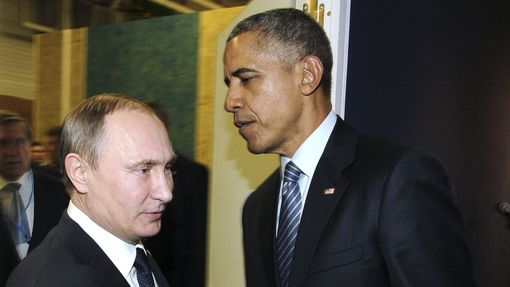 Vladimir Putin a Barack Obama během konference o klimatu v Paříži.