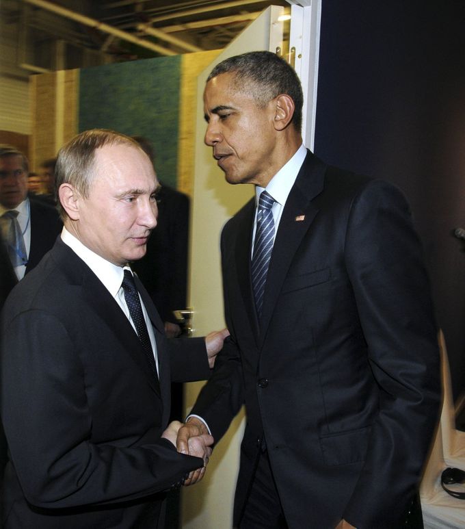 Vladimir Putin a Barack Obama během konference o klimatu v Paříži.