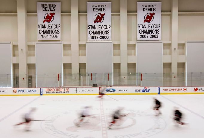 Hráči během tréninku New Jersey Devils před prvním zápasem finále Stanley Cupu 2012 s Los Angeles Kings.