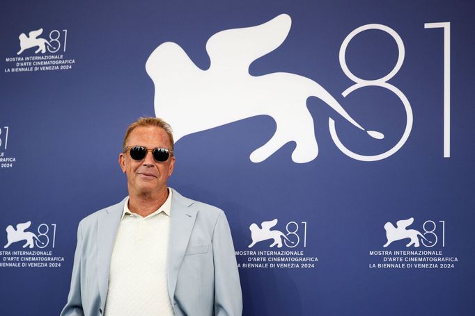 Kevin Costner na benátském festivalu.