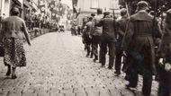 Pochod příslušníků Sudetoněmeckého Freikorpsu ulicemi Broumova.