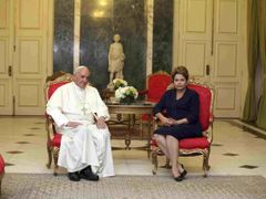 Papež František a brazilská prezidentka Dilma Rouseffová.