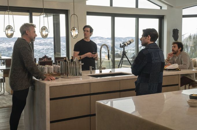 Cory Michael Smith, Steve Carell, Jason Schwartzman a Ramy Youssef ve filmu Mountainhead.