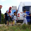 Běženci po přechodu srbsko-maďarské hranice u města Asotthalom