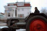 Traktor s valníkem a symbolickou celou vyrazil od velvyslanectví na Václavské náměstí.