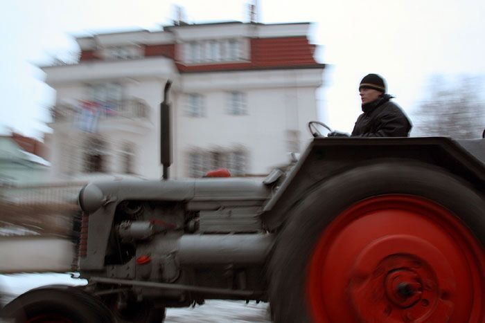 Traktor před velvyslanectvím
