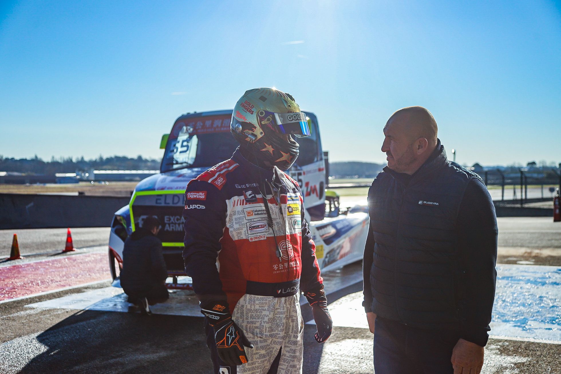 Piloti Buggyry Adam Lacko a šéf týmu Martin Koloc během testů v Nogaru