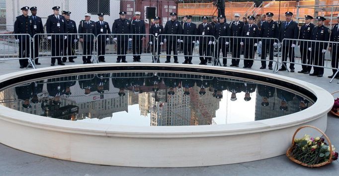 Policisté, záchranáři a hasiči se řadí u památníku 11. září 2001 na Ground Zero.