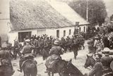 Němečtí vojáci vstupují do další obce v Sudetech...