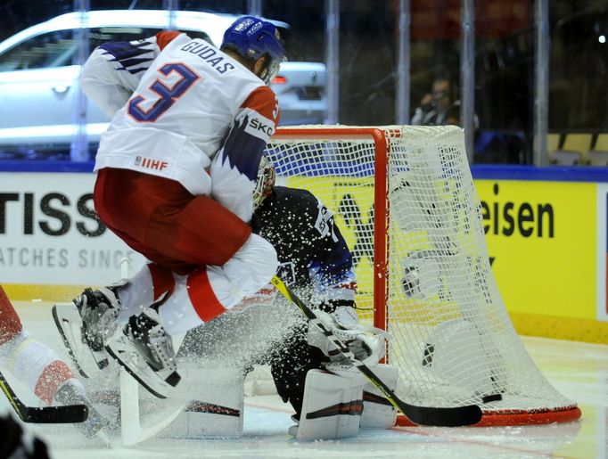 Důrazný Radko Gudas před americkou brankou.