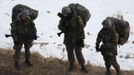 South Korean soldiers participate in a military drills near the demilitarized zone separating North Korea from South Korea, in Paju, north of Seoul February 12, 2013. North Korea conducted its third nuclear test on Tuesday in defiance of U.N. resolutions, angering the United States and Japan and prompting its only major ally, China, to call for calm. REUTERS/Lee Jae-Won (SOUTH KOREA - Tags: MILITARY POLITICS) Published: Úno. 12, 2013, 9:40 dop.