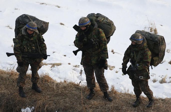 South Korean soldiers participate in a military drills near the demilitarized zone separating North Korea from South Korea, in Paju, north of Seoul February 12, 2013. North Korea conducted its third nuclear test on Tuesday in defiance of U.N. resolutions, angering the United States and Japan and prompting its only major ally, China, to call for calm. REUTERS/Lee Jae-Won (SOUTH KOREA - Tags: MILITARY POLITICS) Published: Úno. 12, 2013, 9:40 dop.