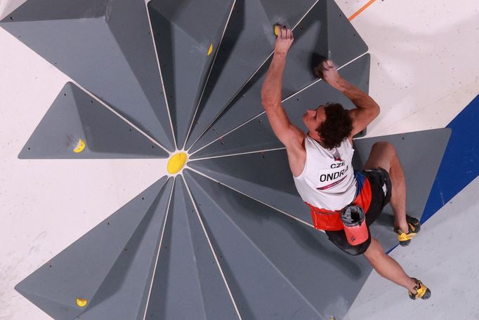 Sportovní lezec Adam Ondra ve finále na OH 2020