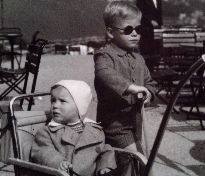 Václav Havel (vpravo) a jeho bratr Ivan v roce 1940.