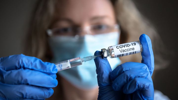 Slovenští vědci odmítli tvrzení, že vakcíny na covid způsobují rakovinu a mění DNA