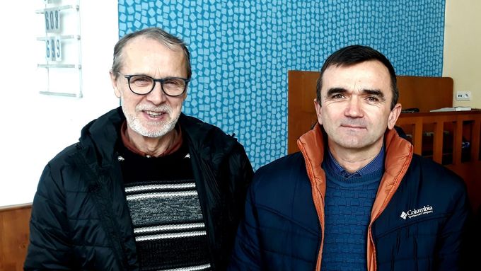 Vlevo vězeňský kaplan Pavel Kočnar, vpravo Ukrajinec Petro Terpay, který byl v roce 2003 na 99 procent mylně odsouzen za ozbrojenou loupež. Skutečný viník unikl.