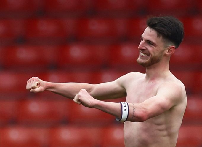 Kapitán West Hamu Declan Rice slaví vítězství nad Bournemouthem