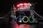 Zde už je konečná podoba slavného londýnského mostu Tower Bridge během zahajovacího ceremoniálu Olympijských her 2012.