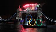 Zde už je konečná podoba slavného londýnského mostu Tower Bridge během zahajovacího ceremoniálu Olympijských her 2012.