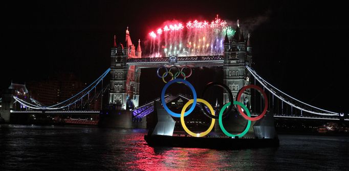 Proměna Tower Bridge pro zahajovací ceremoniál OH 2012 v Londýně.