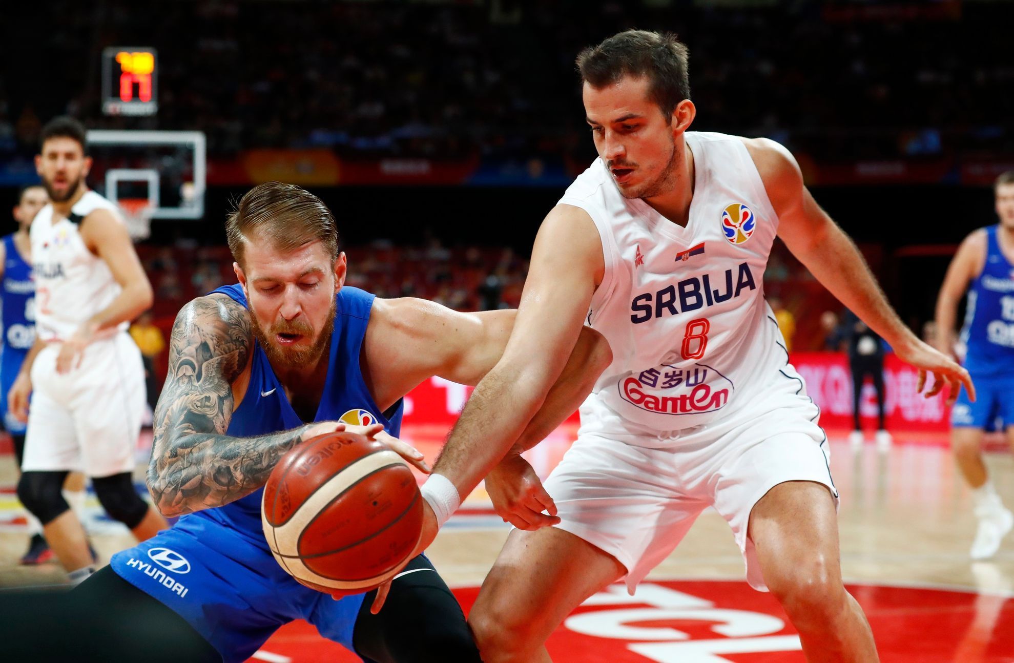 basketbal, MS 2019, Česko - Srbsko, Patrik Auda a Nemanja Bjelica
