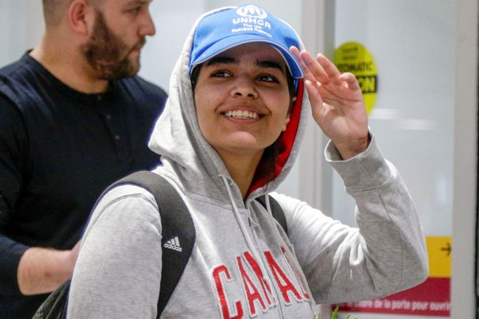 Osmnáctiletá Raháf Mohamed Kunúnová na letišti v Torontu.