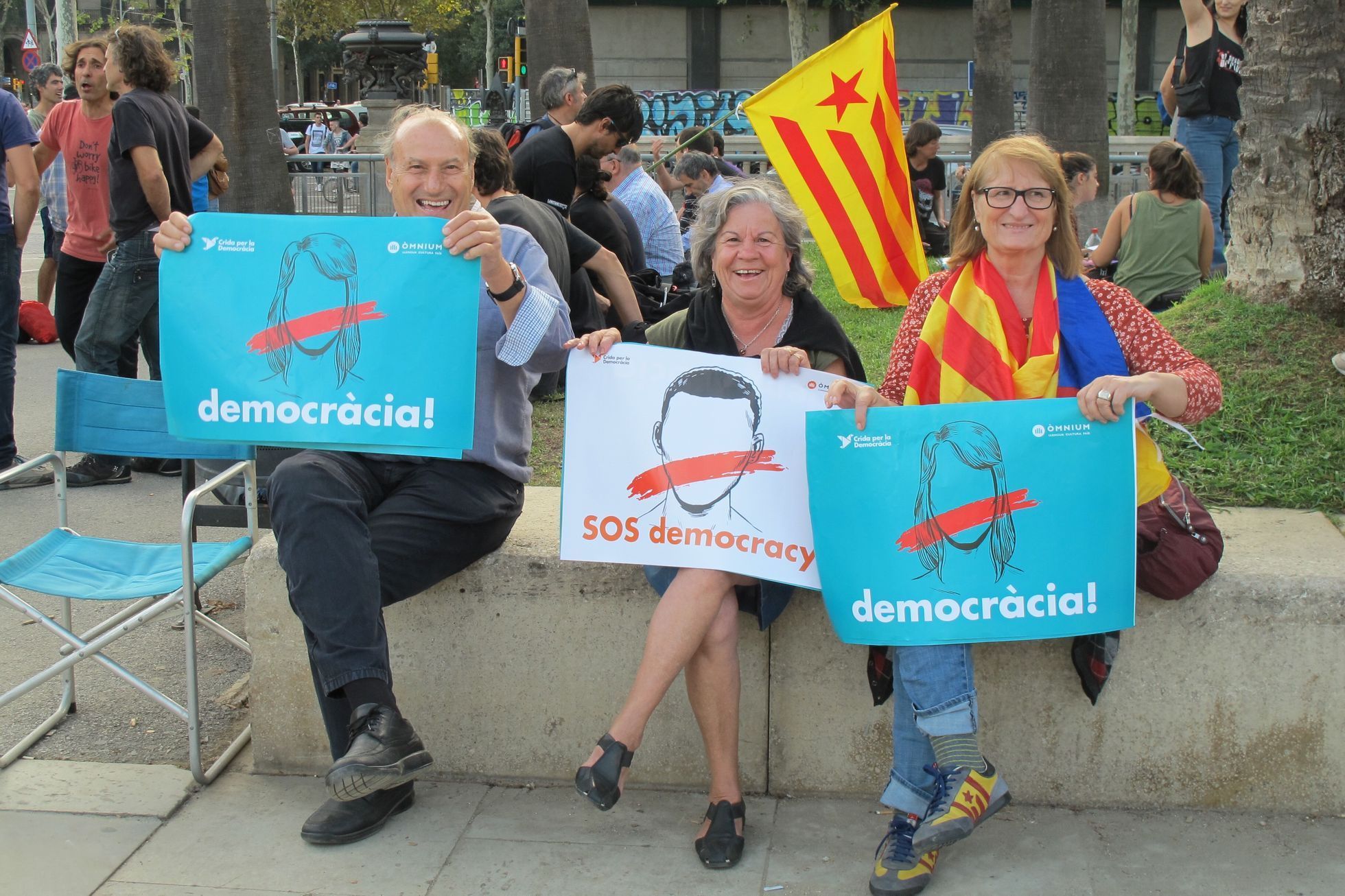 Stoupenci nezávislosti Katalánska se scházejí na prostranství u Vítězného oblouku