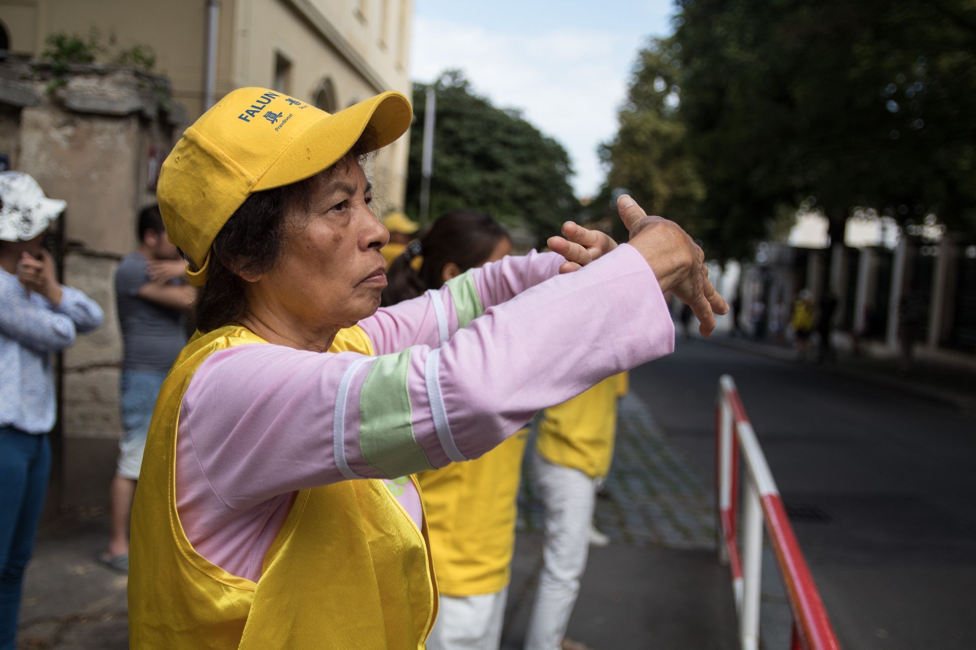Obrazem: Před čínskou ambasádou protestovaly proti obchodu s orgány desítky vyznavačů Falun Gongu