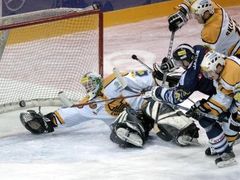 Patrik Rozsíval z Liberce dává první gól brankáři Litvínova Radku Fialovi. Vzadu je Zbyněk Sklenička, vpravo Miroslav Kuncl.