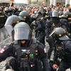 Policisté zasahují na Zelném trhu v Brně při potyčce radikálních nacionalistů a jejich odpůrců.