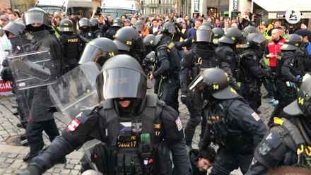 Nacionalisté se v Brně střetli s odpůrci průvodu. Police zadržela několik lidí