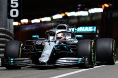 Mercedes v kvalifikaci v Monaku vykročil za rekordním doublem