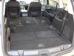 Rovná plocha ve Fordu S-Max umožní převážení velkých kusů nábytku, případně přespání dvou lidí.