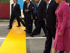 Jihokorejský prezident s manželkou se právě chystají překročit hranici dělící Korejský poloostrov
