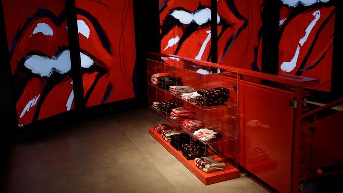 Obrazem: Rolling Stones jsou optimisté. Otevřeli obchod v Londýně, prodávají i roušky