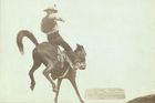 Kovboj Ned Coy z Dakoty předvádí rodeo na divokém mustangovi jménem Boy Dick.